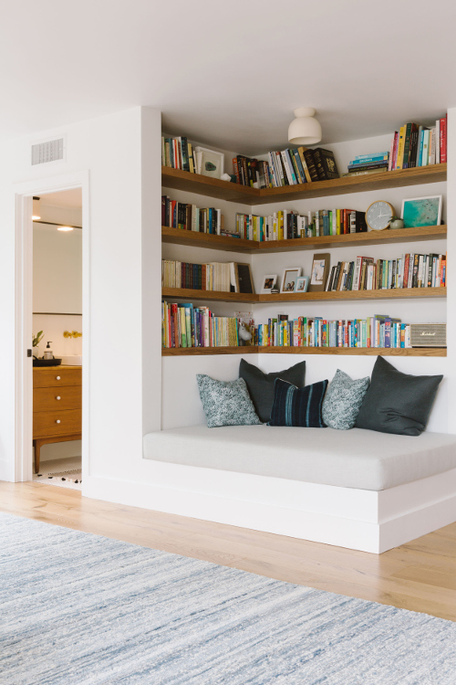 tips dekorasi ruang tamu dengan reading corner